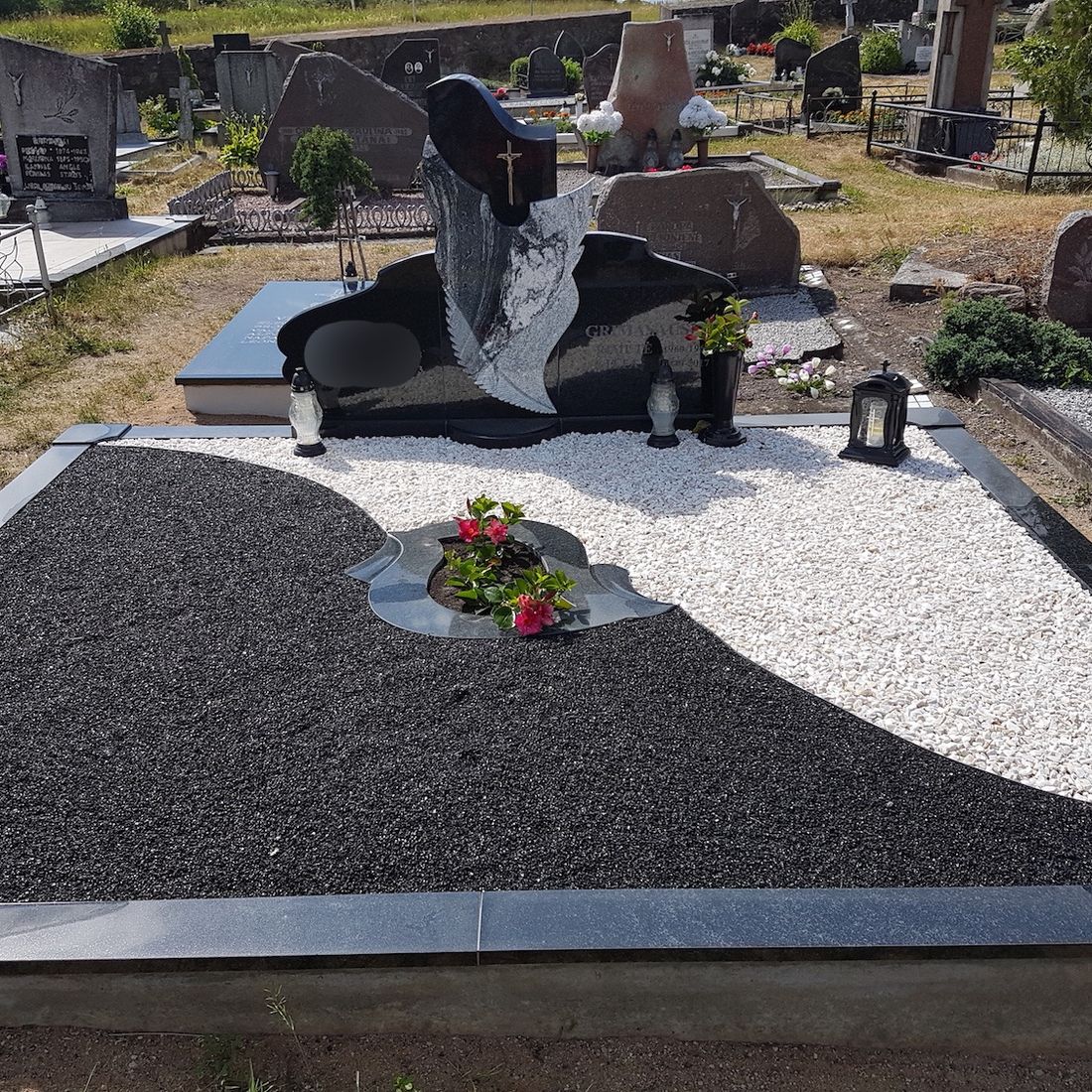 kapas su juodais baltais akmenukais