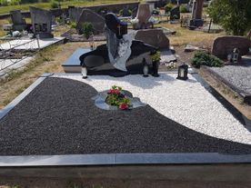 kapas su juodais baltais akmenukais